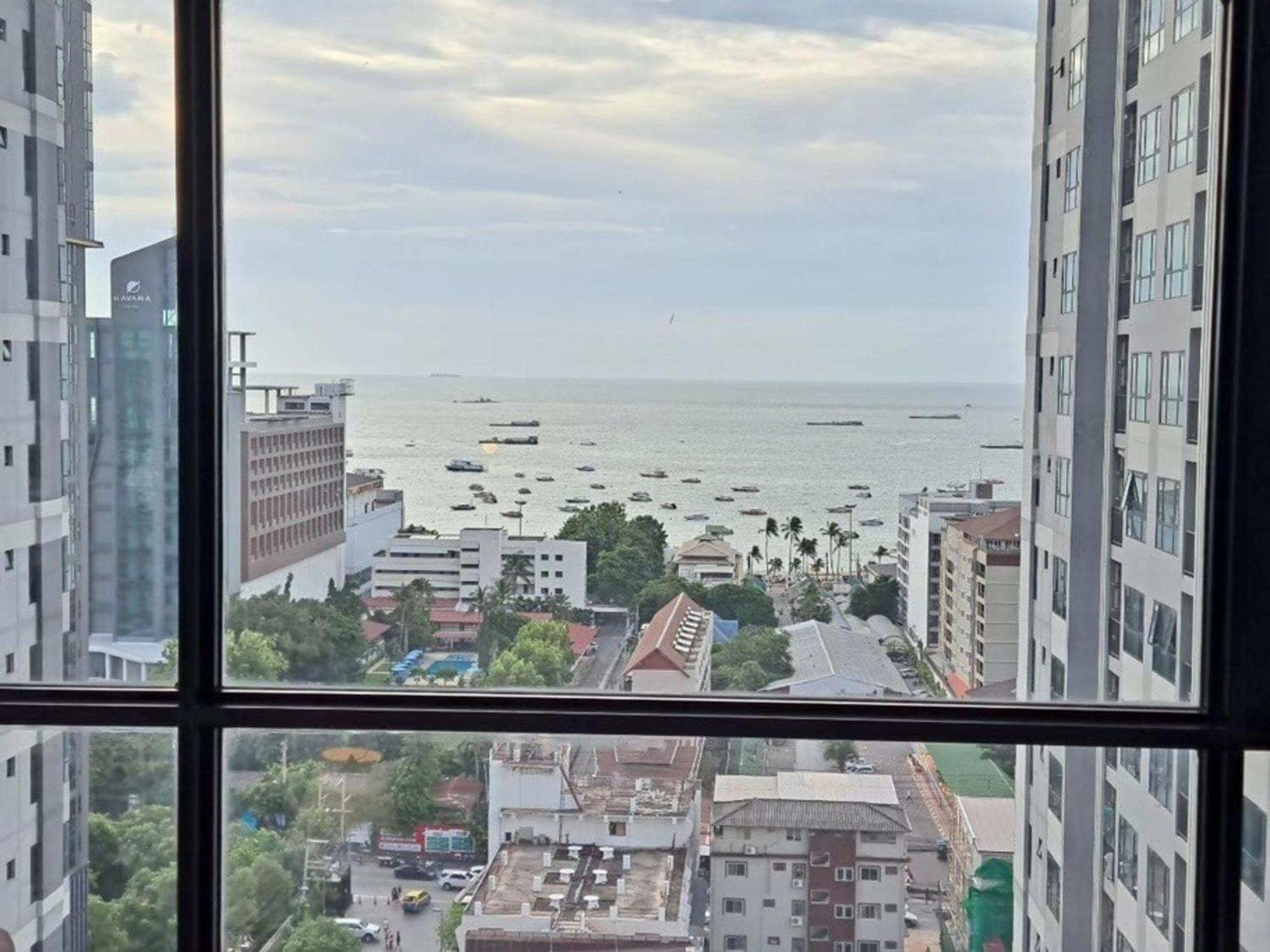 The Base Central Pattaya By Mickey Luaran gambar