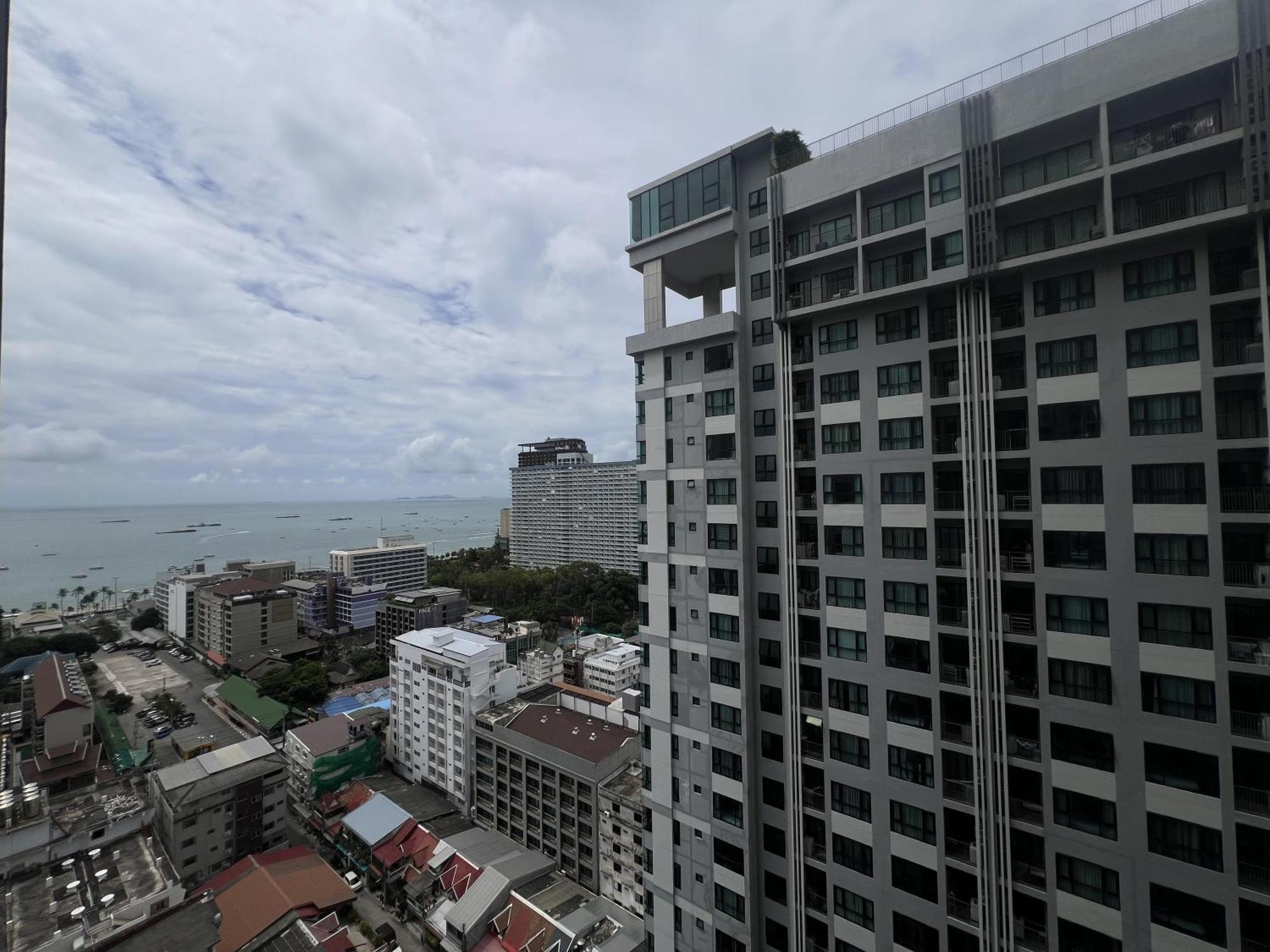 The Base Central Pattaya By Mickey Luaran gambar
