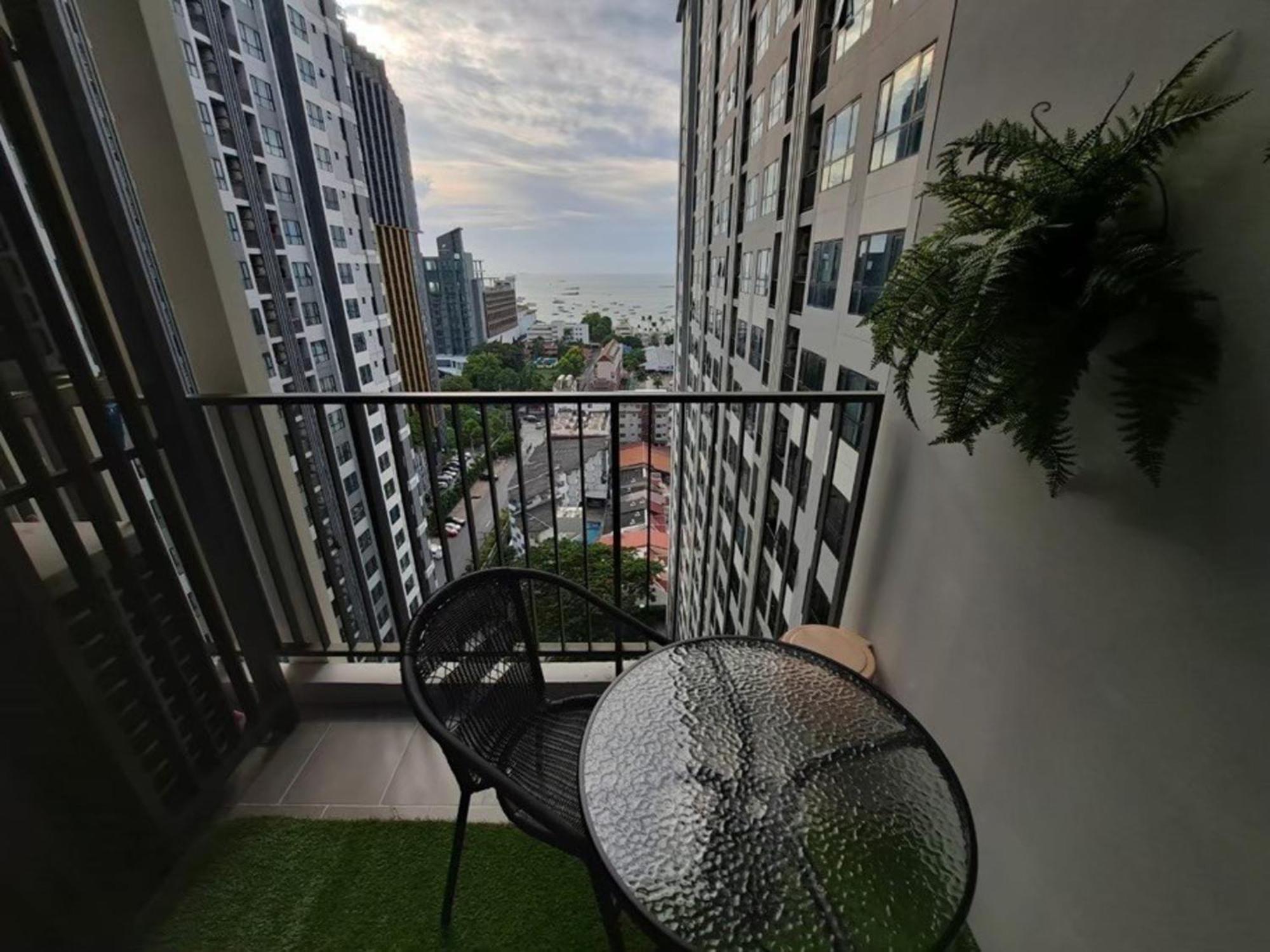 The Base Central Pattaya By Mickey Luaran gambar
