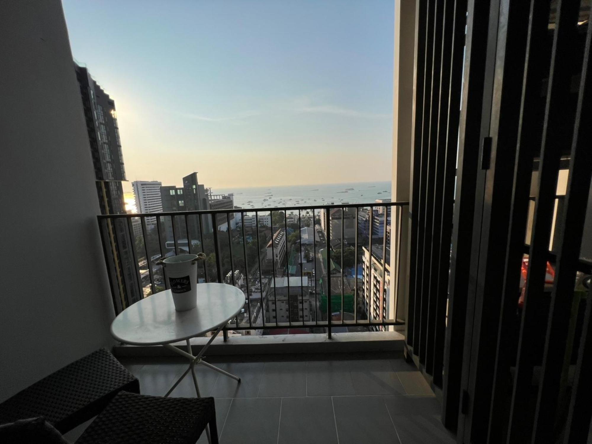 The Base Central Pattaya By Mickey Luaran gambar