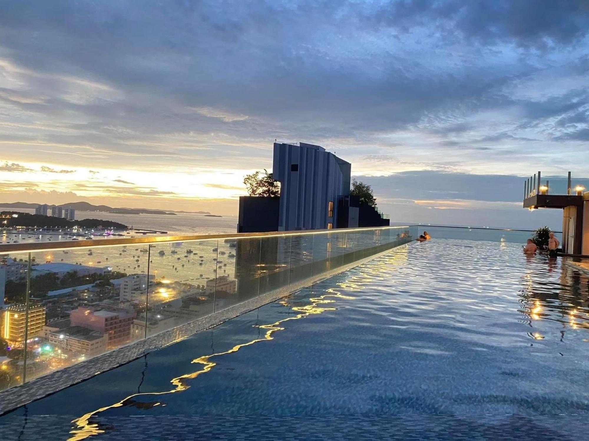 The Base Central Pattaya By Mickey Luaran gambar