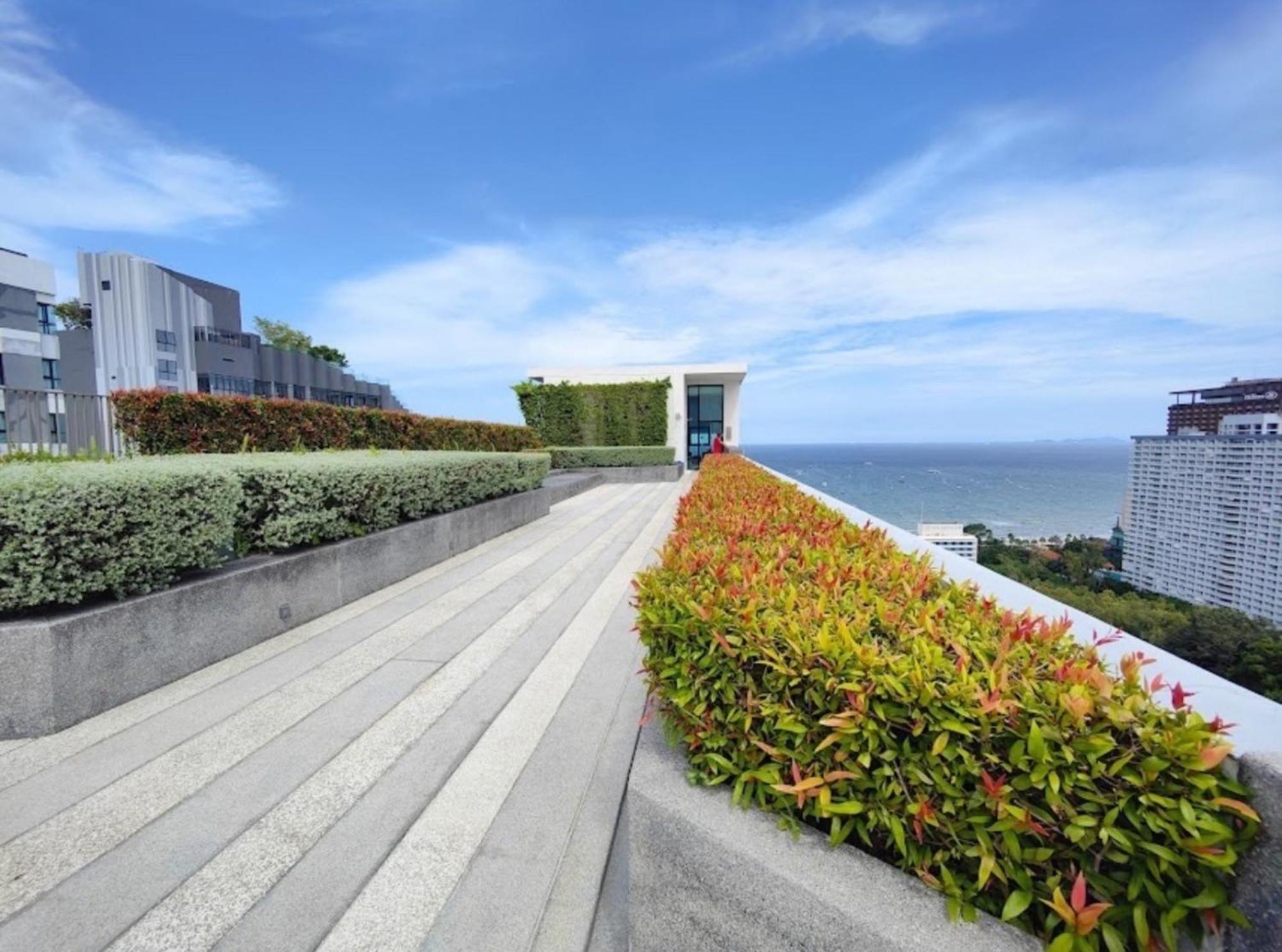 The Base Central Pattaya By Mickey Luaran gambar